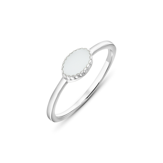 Elegante ring van 925 zilver met een ovale moedermelkhars steen, omringd door een subtiele, golvende rand.