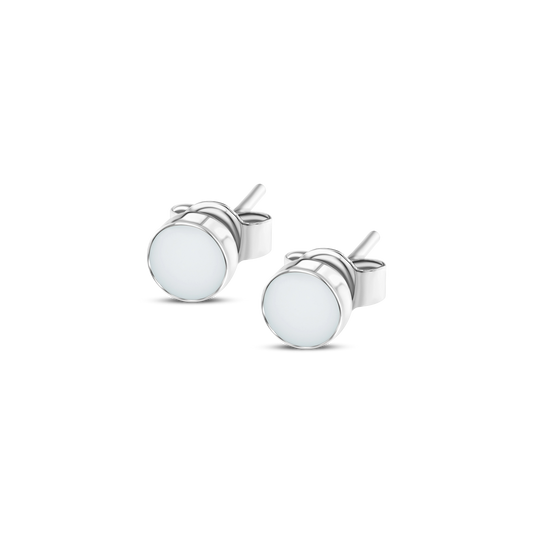 Mini oorstekers van 925 zilver met een ronde, witte moedermelkhars steen in een eenvoudige zetting.
