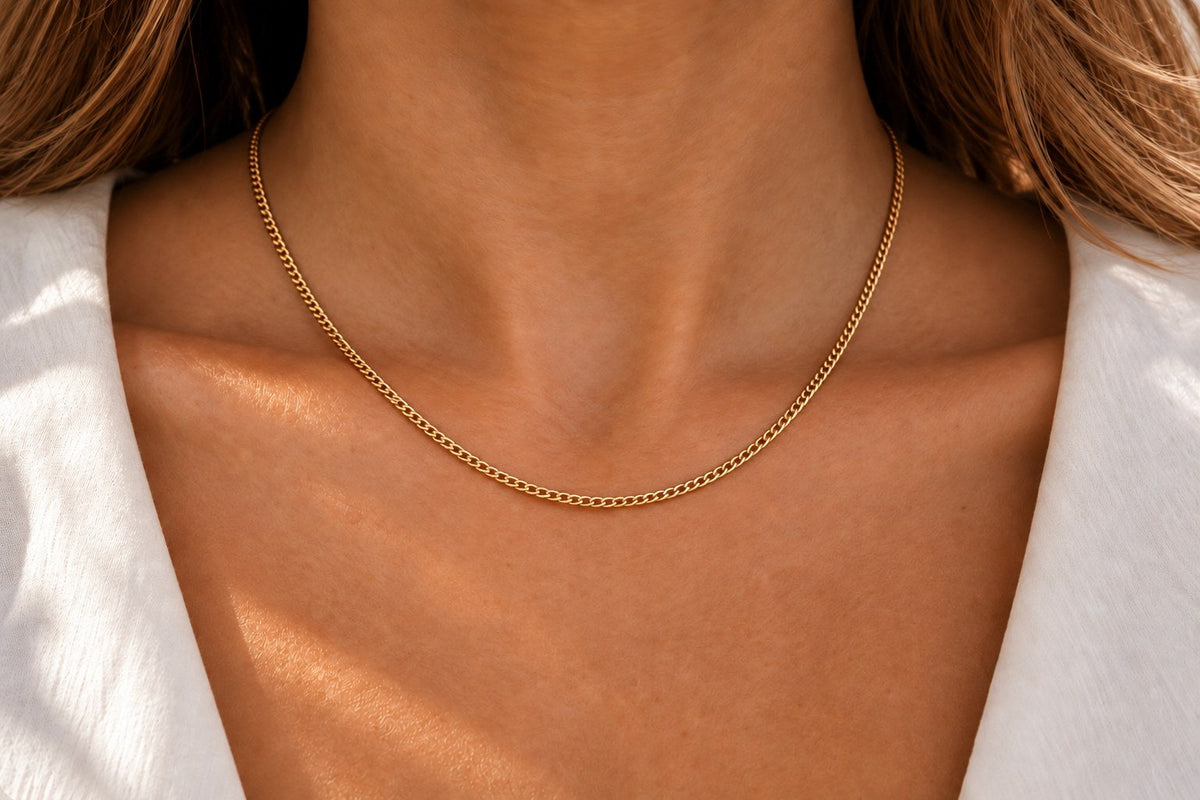 Ketting Klassiek van geel goud om de hals gedragen – lengte 45 cm