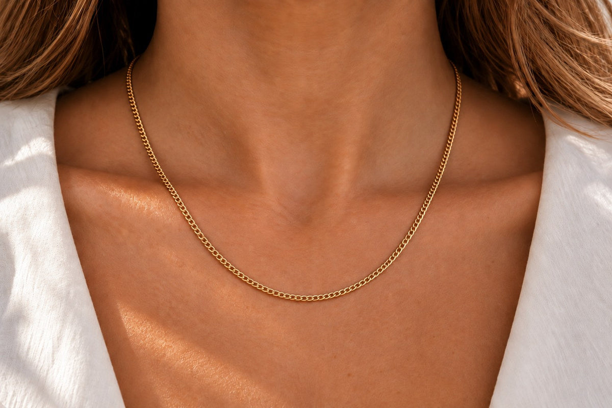 Ketting Klassiek van geel goud om de hals gedragen – lengte 50 cm