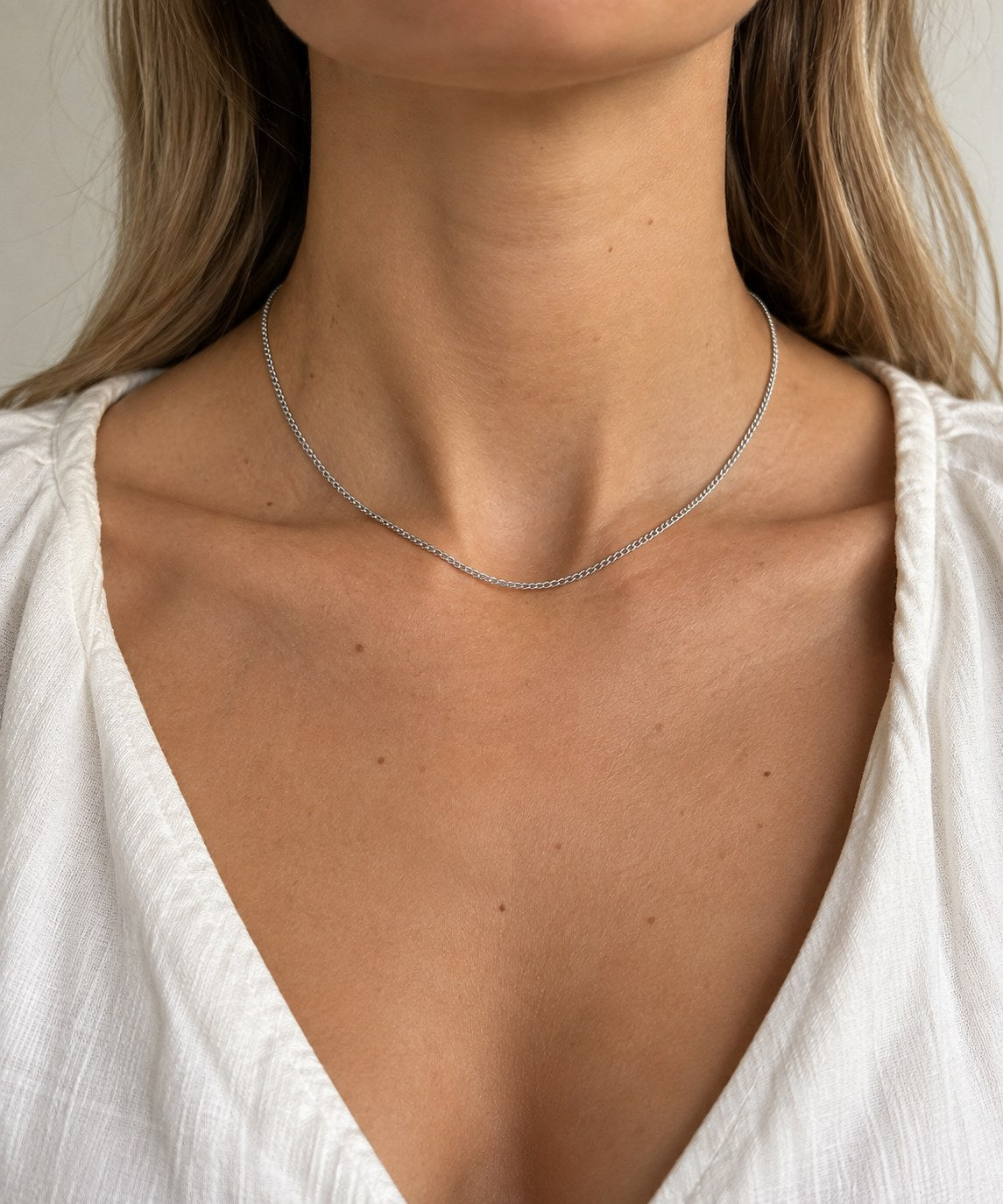 Ketting Klassiek van gerhodineerd zilver om de hals gedragen – lengte 42 cm