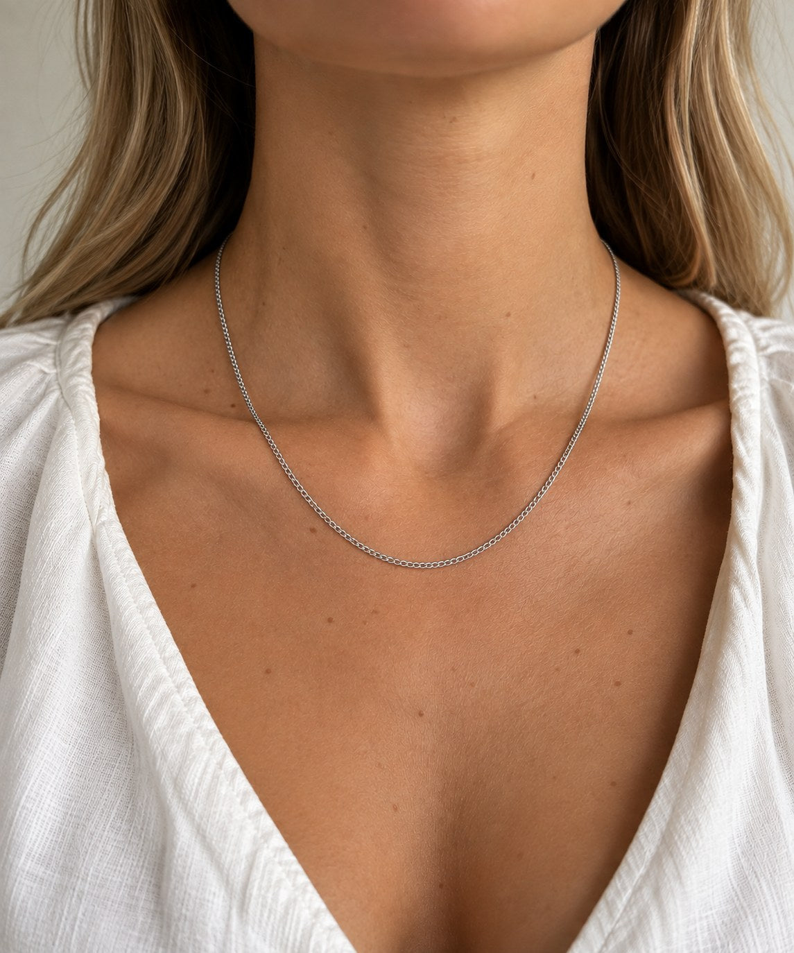 Zilveren ketting om de hals