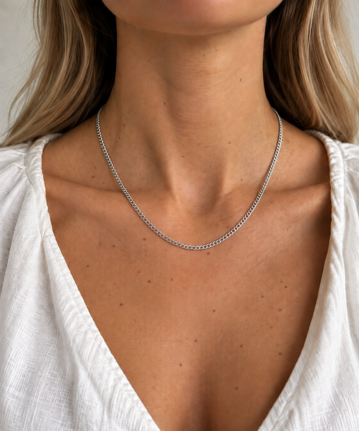 Ketting Statement van gerhodineerd zilver om de hals gedragen – lengte 45 cm