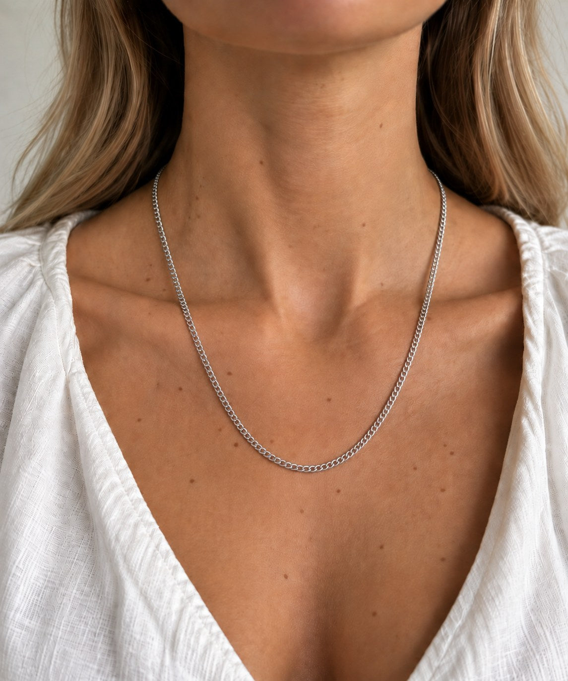 Ketting Statement van gerhodineerd zilver om de hals gedragen – lengte 50 cm