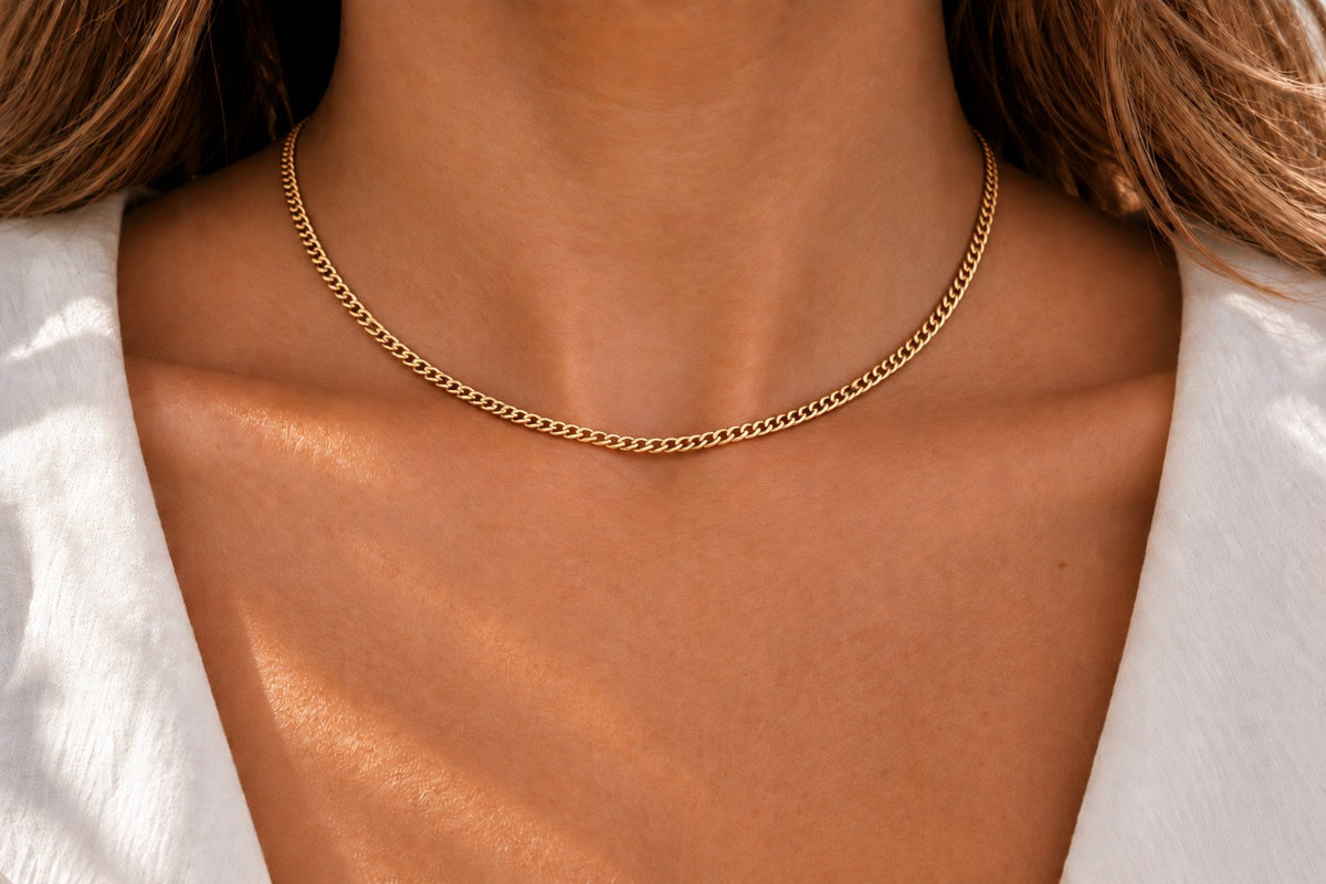 Ketting Statement van geel goud om de hals gedragen – lengte 42 cm