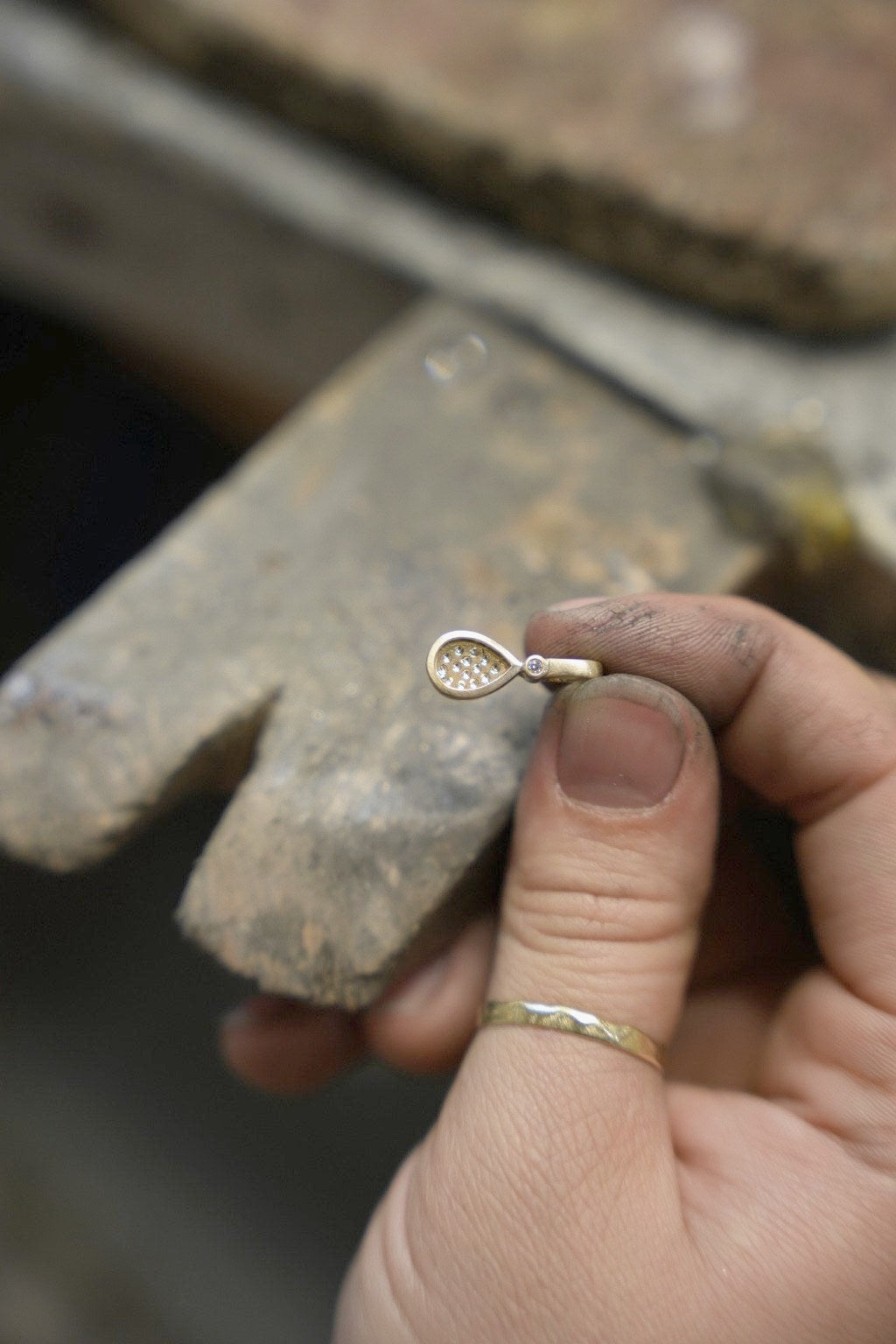 Een moedermelkhanger wordt met de hand afgewerkt in het atelier