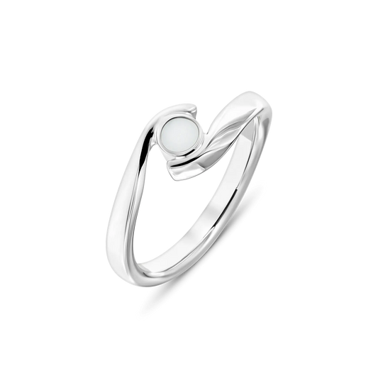 Elegante ring van 925 zilver met een golvende vorm en een ronde moedermelkhars steen aan de zijkant.