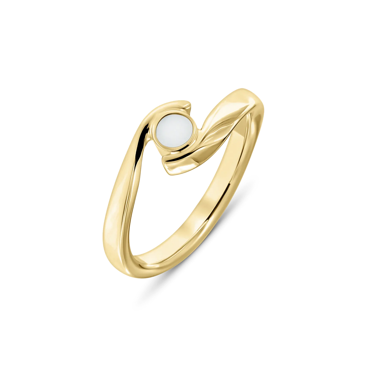 Massief geelgouden ring met een golvende vorm en een ronde moedermelkhars steen in het midden.